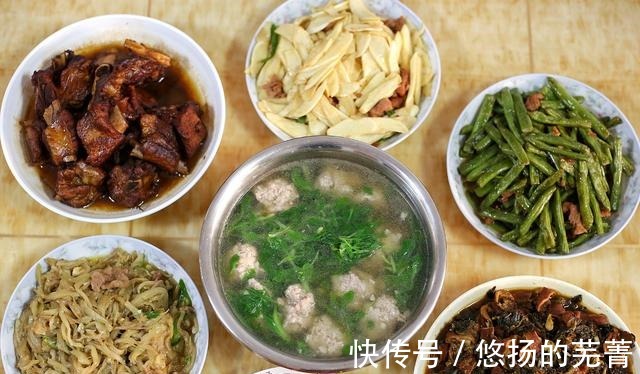 弟弟第一次带女友回家,妈妈做了一桌好菜招待,网友是个好婆婆!