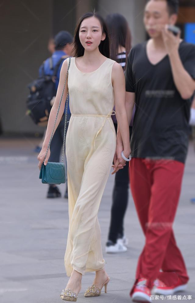 时尚穿搭连衣裙和牛仔裤,两款穿搭有什么不同