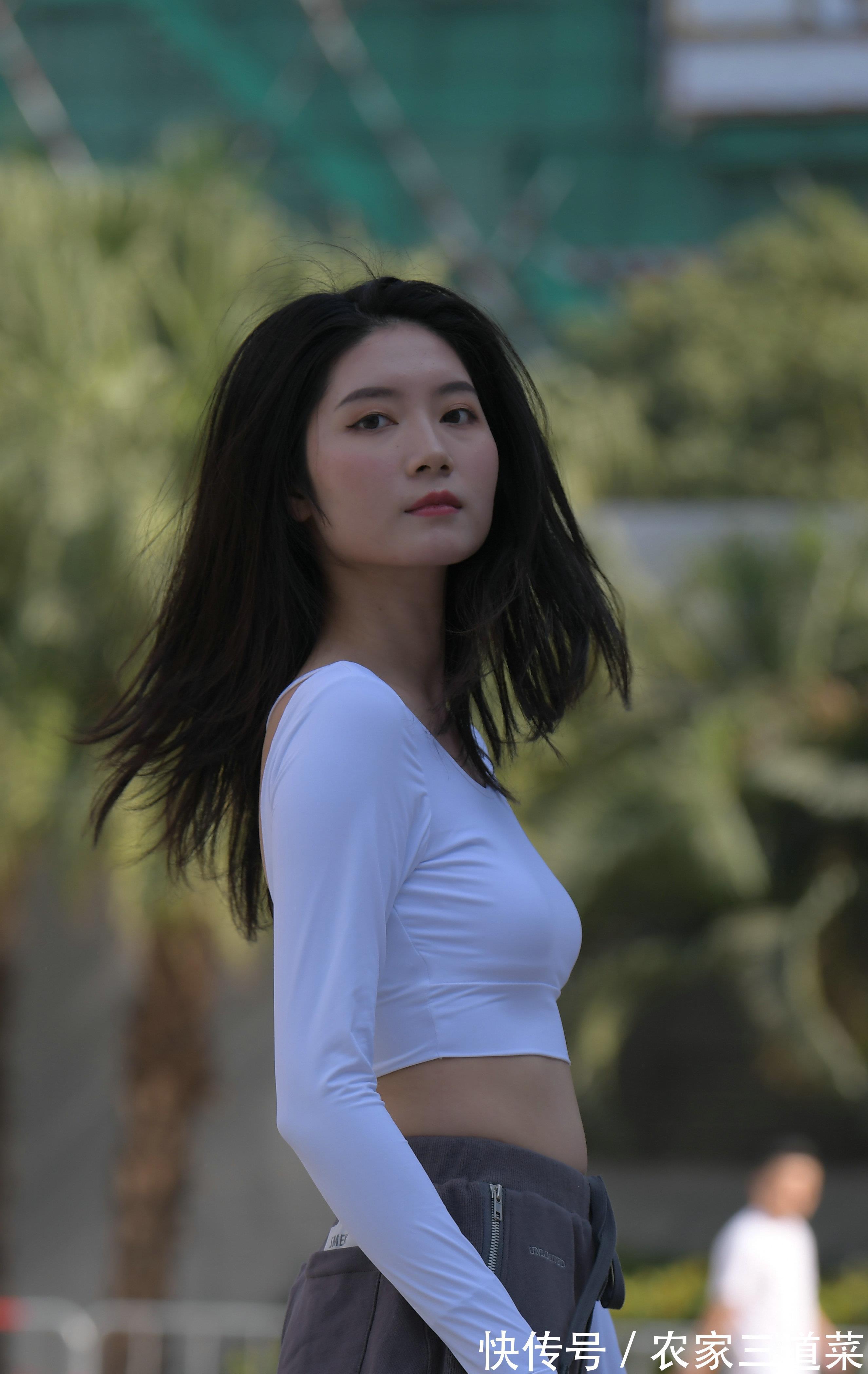 紧身裤|姐妹出行，展现出不同清凉装的穿搭风格，时尚又靓丽
