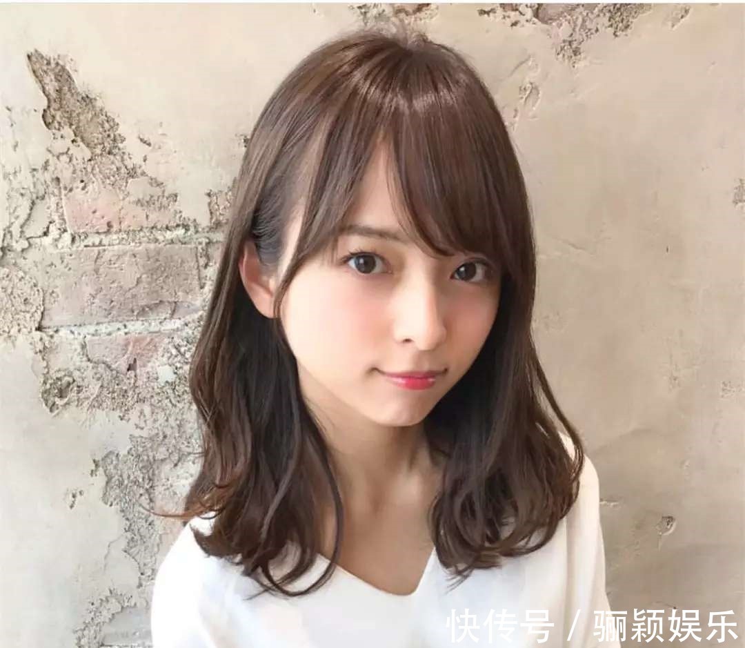 锁骨 换来换去,还是“锁骨烫”时髦,今秋流行的八款发型显脸小又减龄