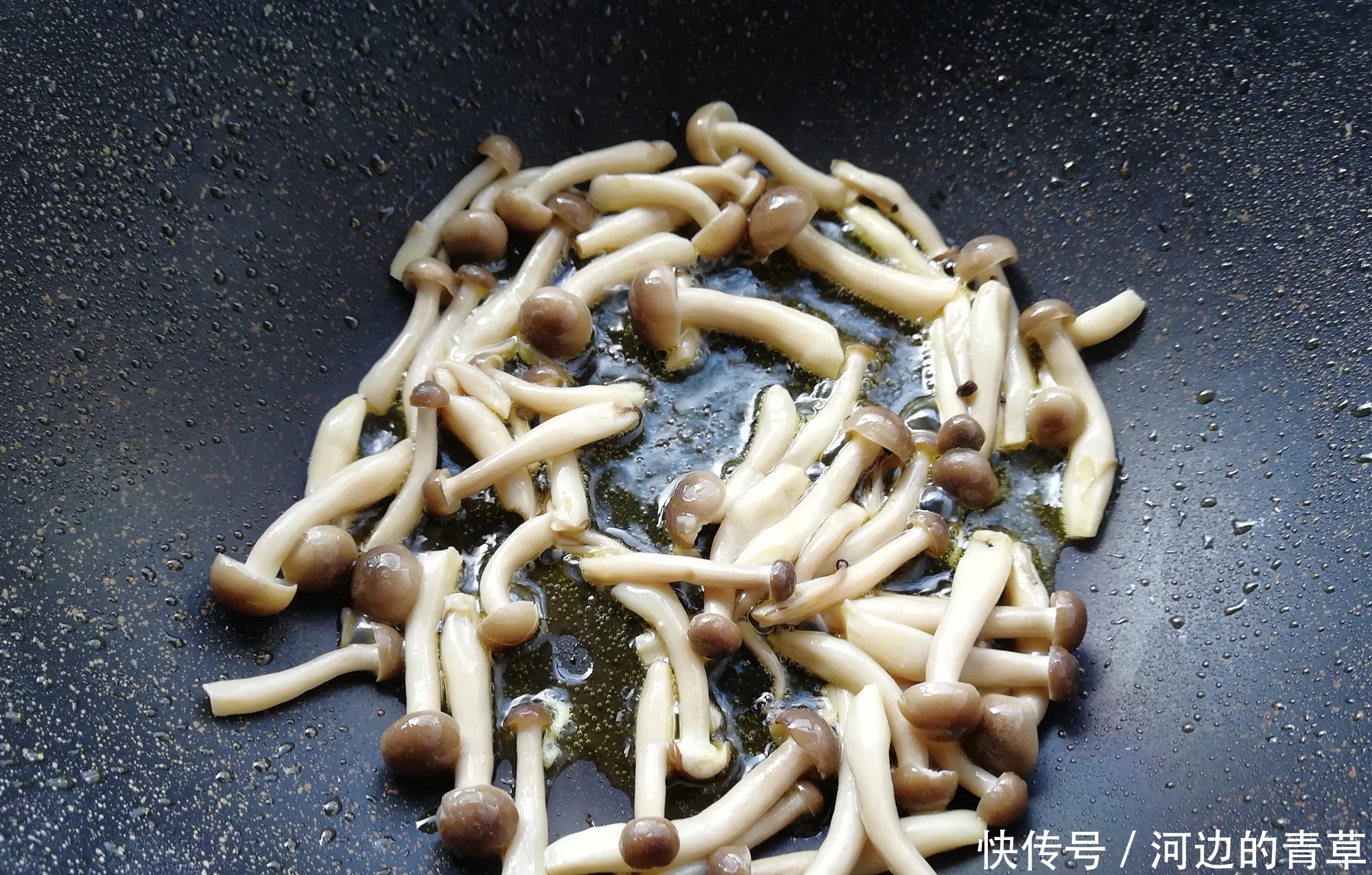 韭菜和鸡蛋是绝配,加上这个食材一起炒,味道更鲜美,营养吸收好