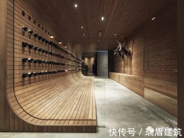 清水混凝土打造出的22°别墅