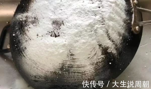 在锅底贴上一层纸巾，解决了千万家庭的烦恼，学会受用一生