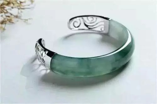 放进|3万买来的手镯不小心磕断了,是放进盒子封尘,还是……