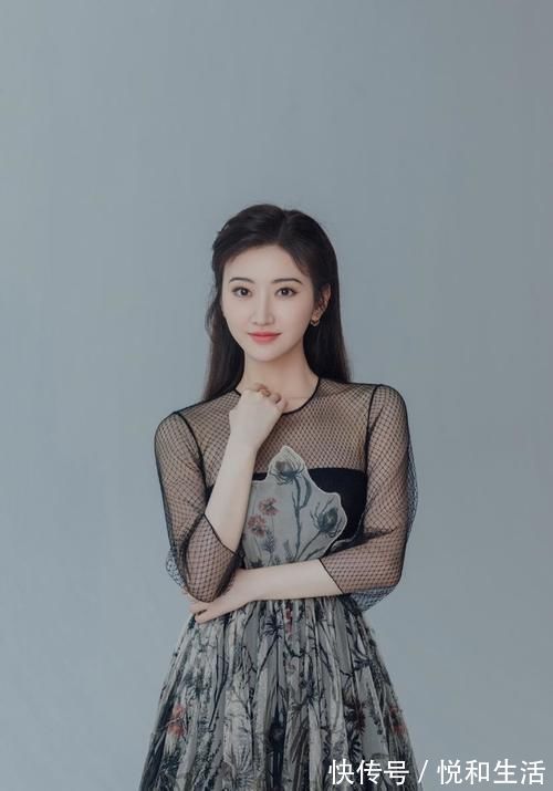 性感 美女穿搭:神秘感连衣裙,演绎性感的魅力,捉摸不透