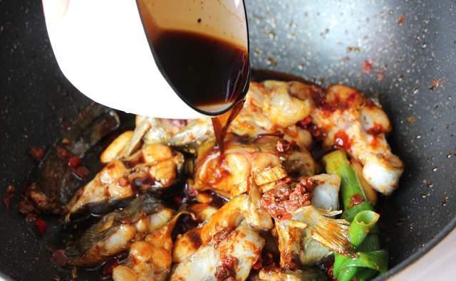  适量|比炖茄子还好吃的鲶鱼做法，香辣可口蒜香浓郁，能撑死两个老爷子