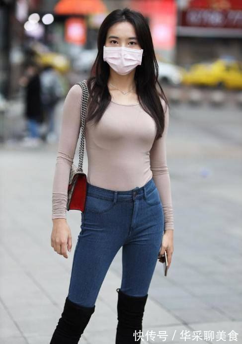 穿搭|美女穿搭:小姐姐爱穿紧身上衣配短靴,轻松“秀身材”,让人心动十足!