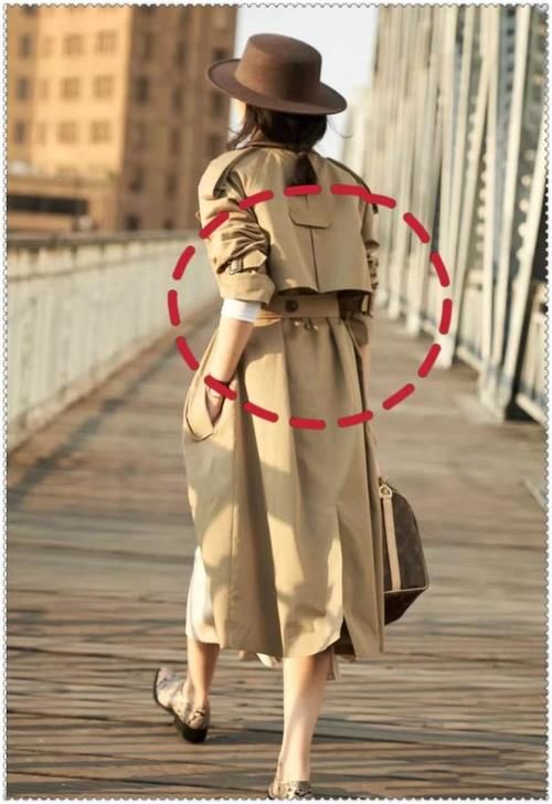 早春穿风衣，颜色和搭配这样选，远离路人感