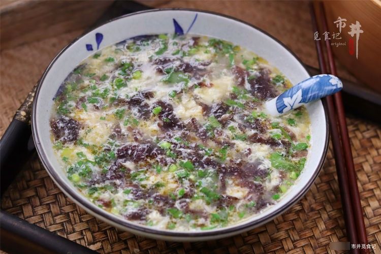 做紫菜蛋花汤，很多人第一步就搞错，清汤寡水，难怪不好喝