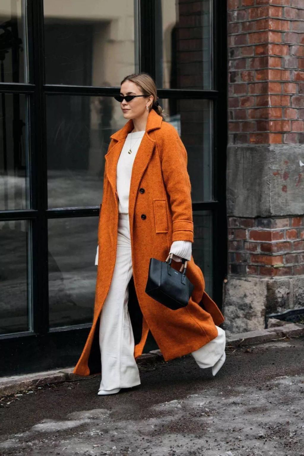  黑色|比驼色显白，比黑色高级，大衣今年流行这5个颜色！