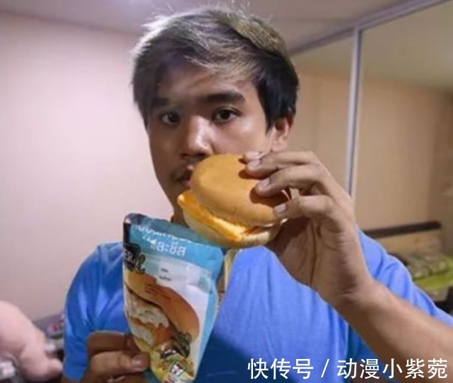 cospl泰国小哥再现神级COS,本以为要吃面包,没想到却在COS镭射眼!