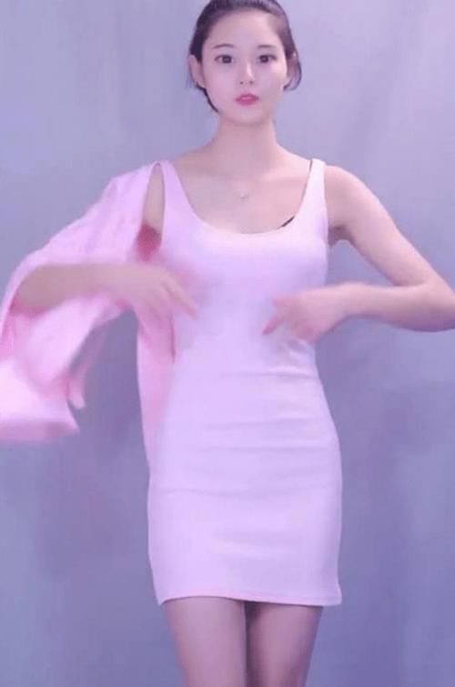 性感|性感“小”姐姐,吊带连衣裙穿搭,清纯气质展现魅惑十足!