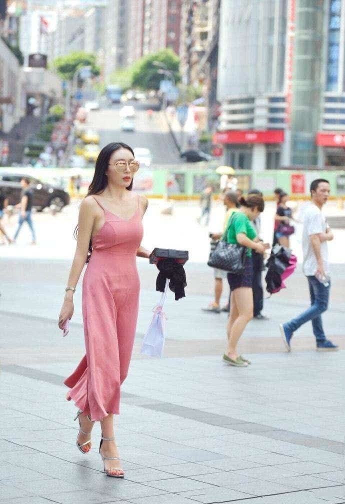 臀部 美女的身材十分不错, 臀部的线条比较饱满一些, 看上去十分紧致!