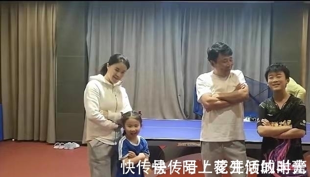 打球|家庭对战!王楠带女儿4-0横扫老公儿子,出场仪式满分,抱胸叫板