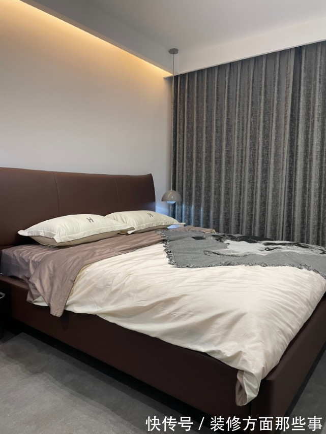 爱格|115平现代简约风,灰色影视墙是格栅和木饰面的结合