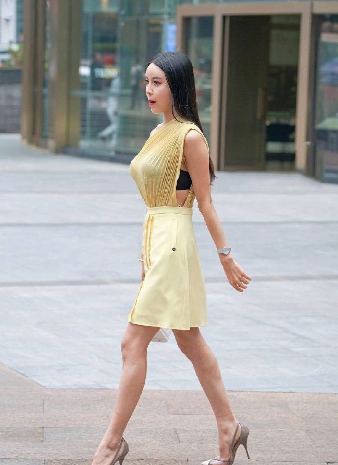 长发|街拍长发飘飘的小美女,傲人身材,女人味满满