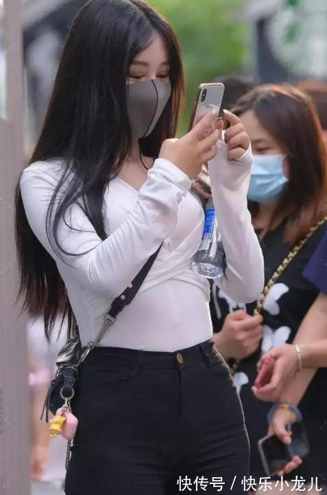 破洞牛仔裤|时尚简约白色T搭黑色打底裤，完美结合，简单时尚显气质