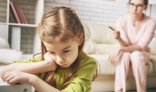 棍棒|3岁女孩没照顾好弟弟，被母亲暴力教育，大口吐血却仍要抱抱