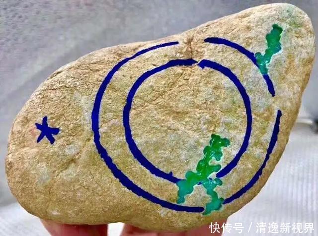色带|色带萦绕的木那翡翠原石竟取出两条满色冰阳绿手镯,涨疯了!