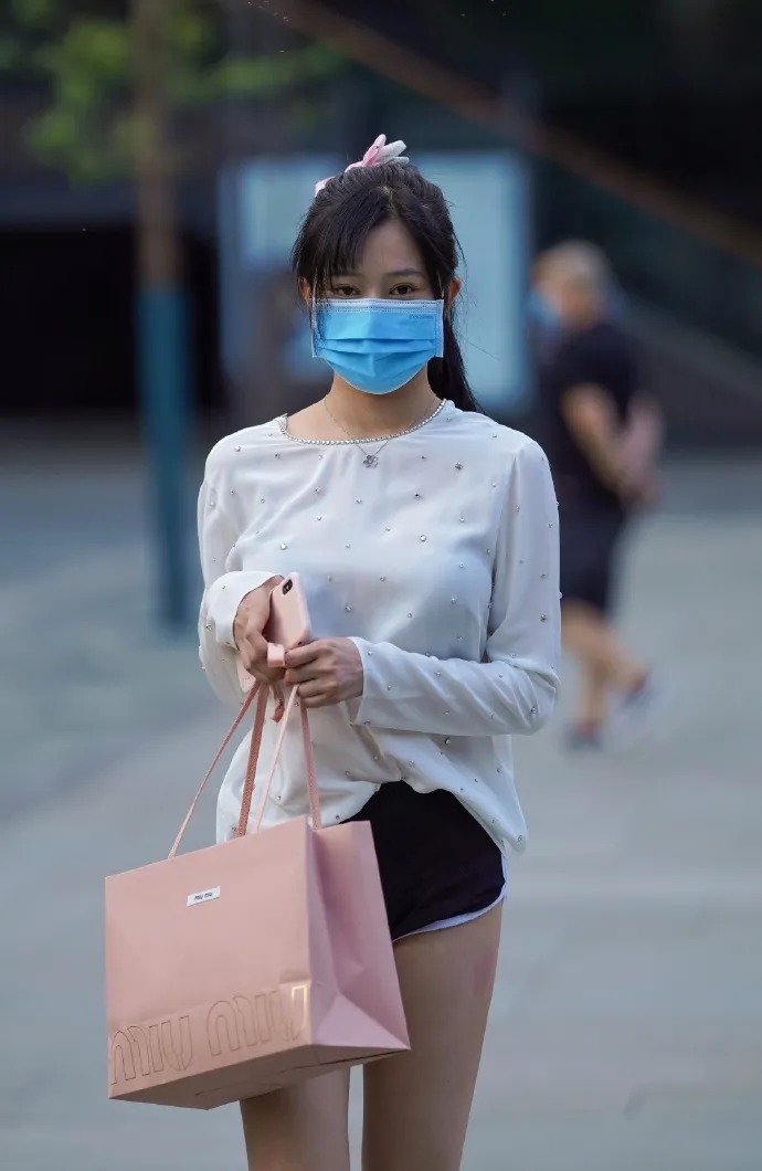 逛街|时尚街拍,独自逛街的女生