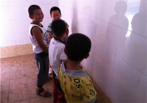 小棉袄|8岁男孩从来不在学校上厕所，受到同学嘲笑，掀开衣服后惹人心疼