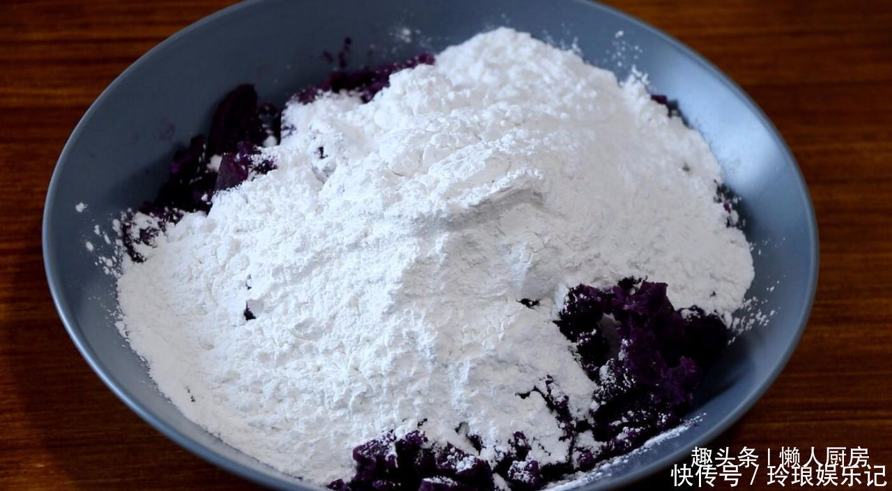 压一|不用一滴油,不用擀皮,压一压,就能做出外酥里糯的紫薯饼