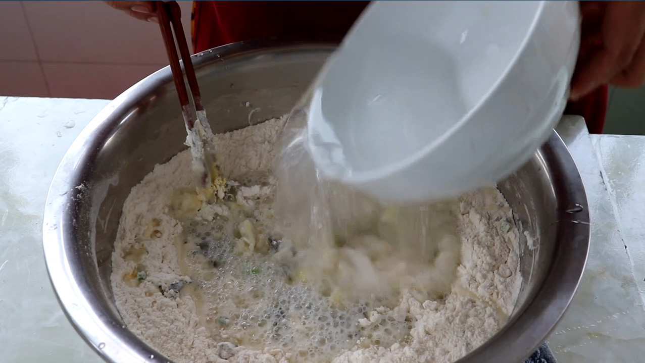 想吃油饼不用出去买了,做法诀窍教你在家做,比买的油饼好吃多了