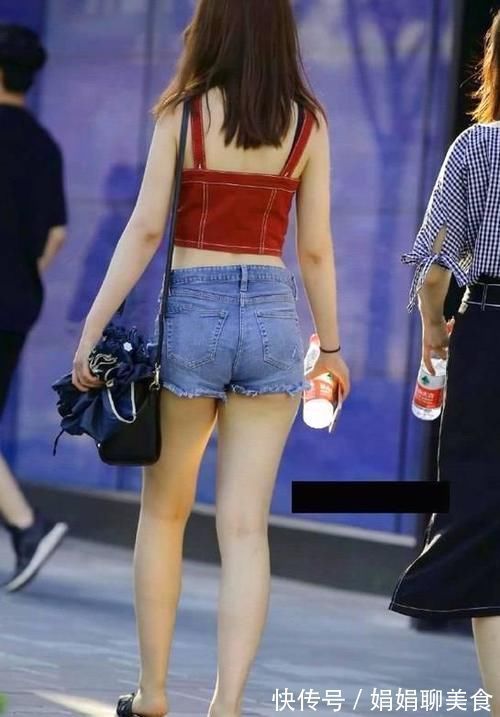 牛仔热裤 美女穿搭:红色背心搭配牛仔热裤,大长腿展现出来,应该是故意的吧?