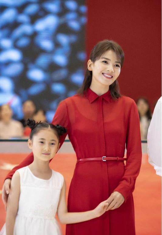 碎花|碎花裙“大势已去”,雪纺裙早春必备,时尚又减龄