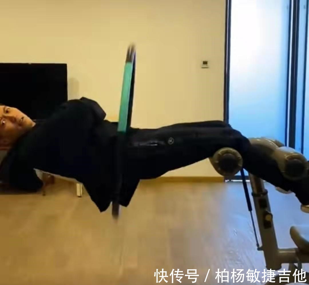 谢霆锋拜师奥运冠军,与巩立姣合体投铅球,大汗淋漓消耗体力