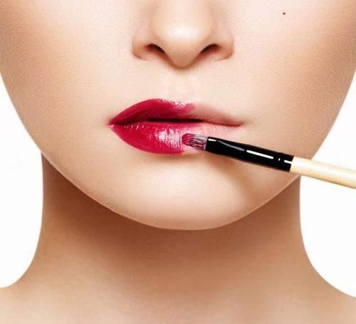 女生涂口红时，千万别有这3个习惯，不然再贵的口红都掉色沾杯