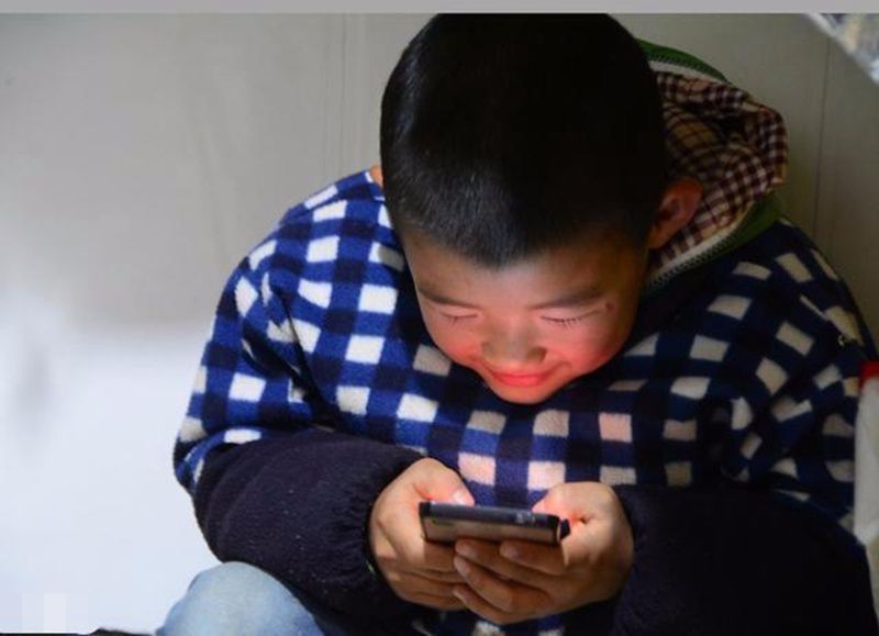手机|沉迷于“垃圾快乐”的孩子,对大脑的伤害可不是一点半点,要重视