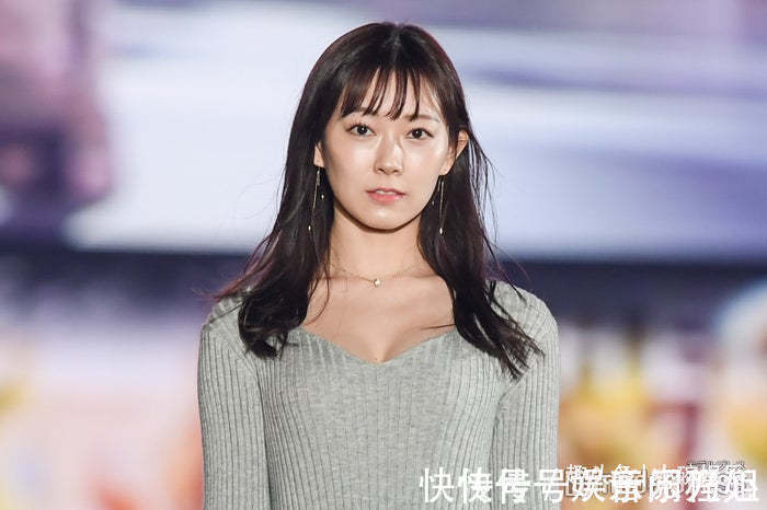 渡边美 日本关西时装周,渡边美优纪,以风格突出的针织连衣裙搭配出席