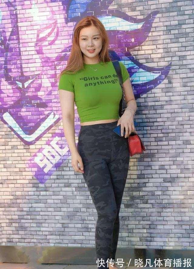 打底裤 “麻杆腿”的打底裤美女,遮肉显瘦两不误,“腿短”问题显露无疑