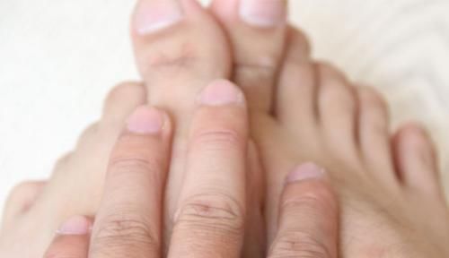 人老脚先衰,养生先养脚,睡前多按一穴位,长寿跑不了