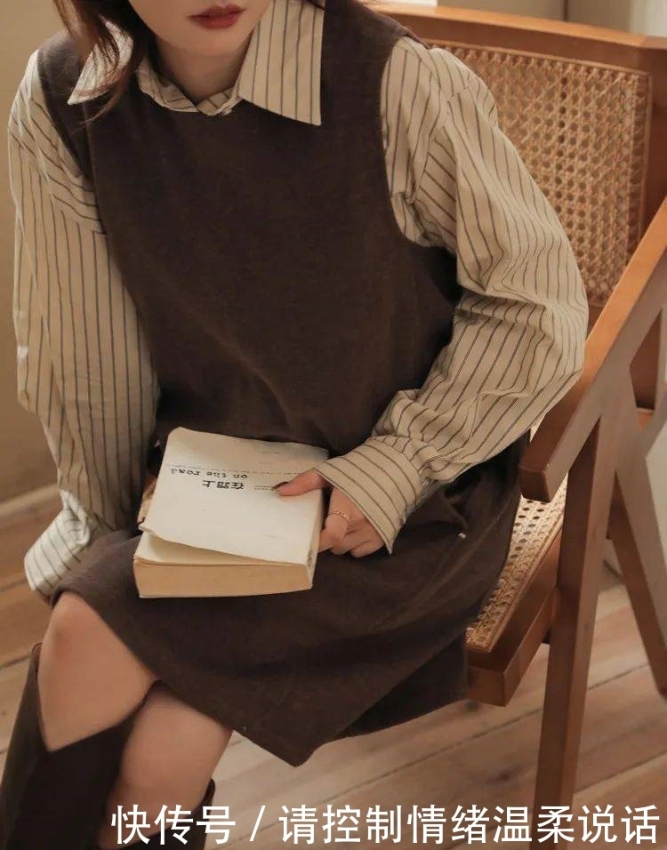 2021年第一套绝美气质穿搭:丝绒裙+毛衣!!!