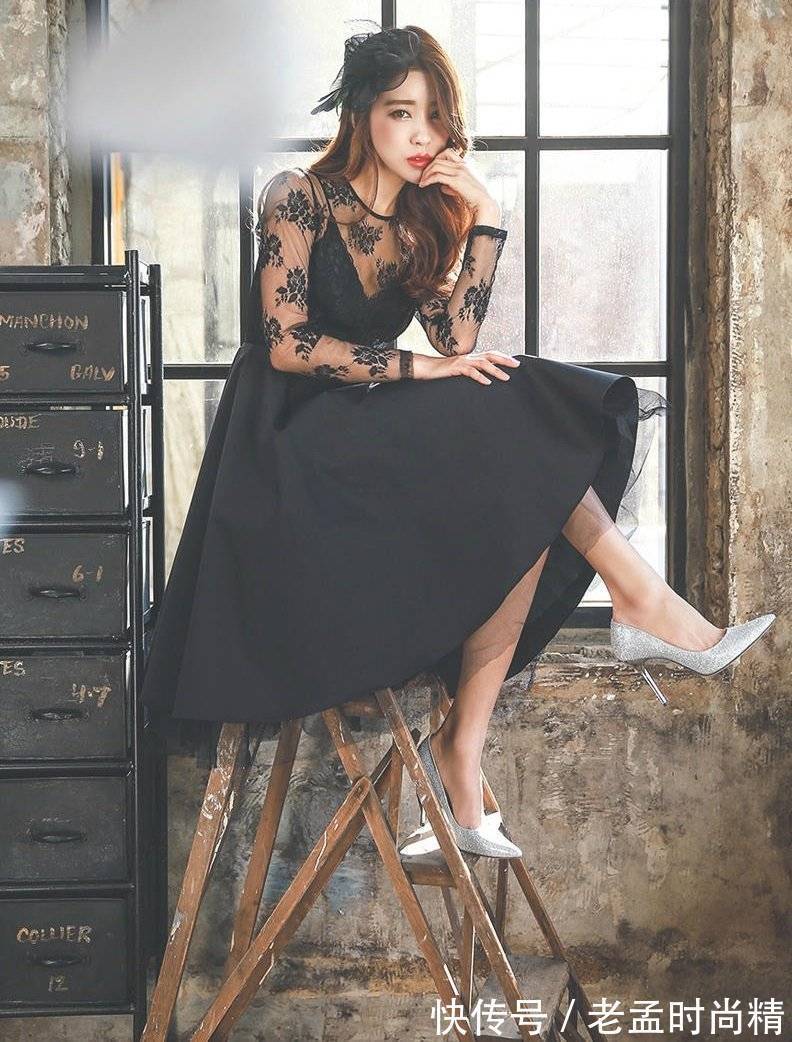 吊带连衣裙 ??经典黑色吊带连衣裙,拼接刺绣网纱外罩,高雅时尚