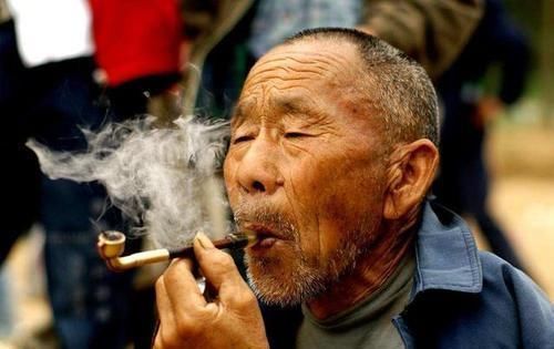 老人|为什么有些老人抽几十年烟依然长寿,有人却得肺癌？抽烟男性必收