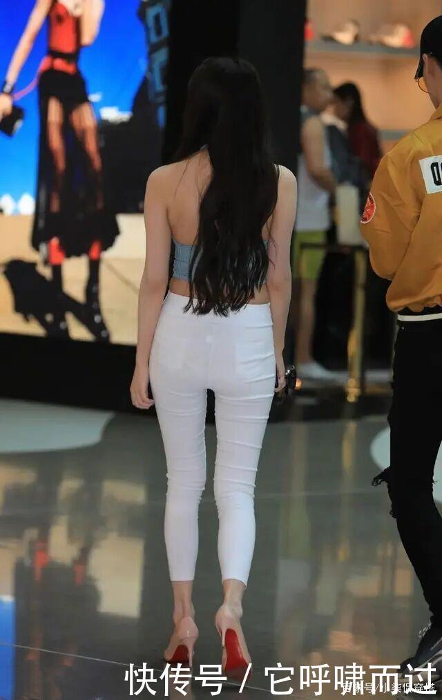白色牛仔裤“吃香”了,贴身又显瘦,离“筷子腿”不远了!