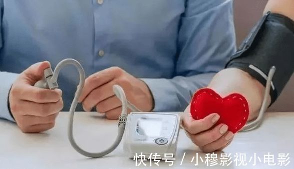 医生|高血压能“喝酒”吗？医生提醒：中老年人，酒后尽量远离3种食物