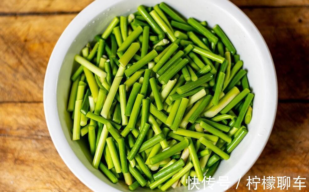 炒蒜苔,不可切完直接炒,多加1个技巧,翠绿又脆嫩,还没有怪味