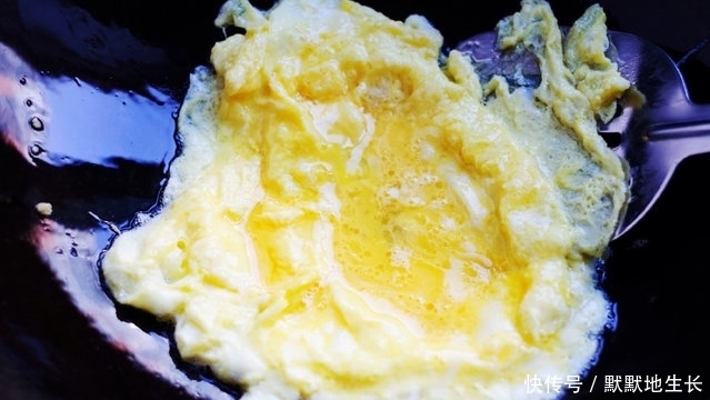 粉皮|鸡蛋这样炒太好吃了,炒一盘根本不够抢,汤汁都不放过!