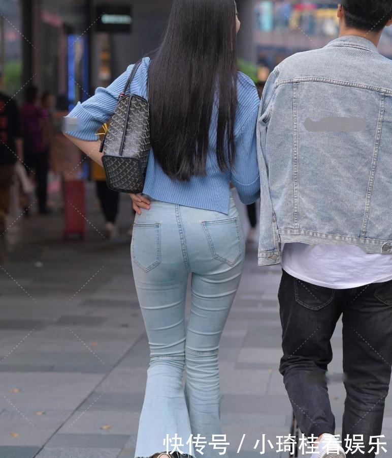 蓝色v领针织开衫搭配浅色喇叭裤,拉长身材比例,展现独特气质