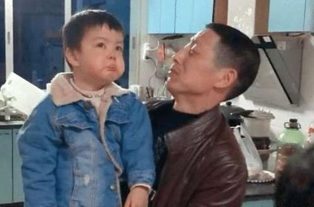 弟弟|“醋王宝宝”火了!看到妈妈只抱了姐姐,自己在一旁委屈得掉眼泪