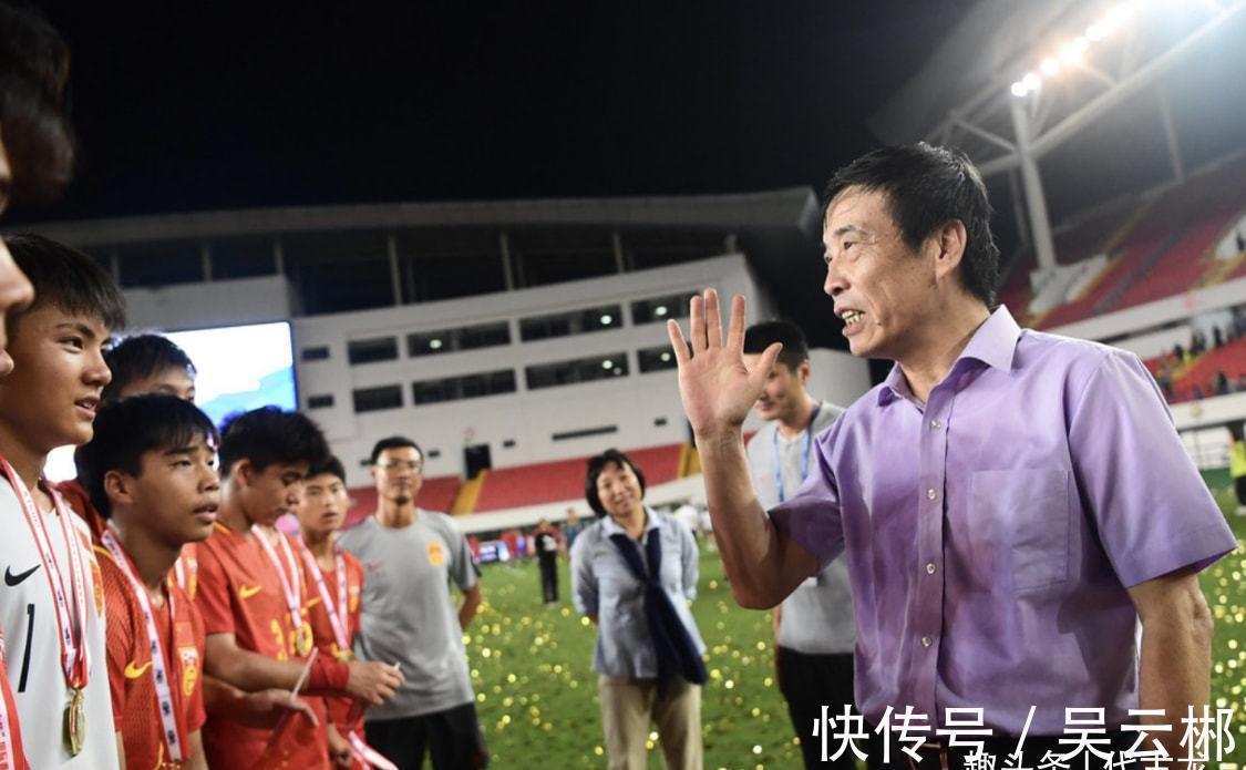 足协|不惧下课声!65岁陈戌源陪国足西征,力挺李铁,目标是拿4分