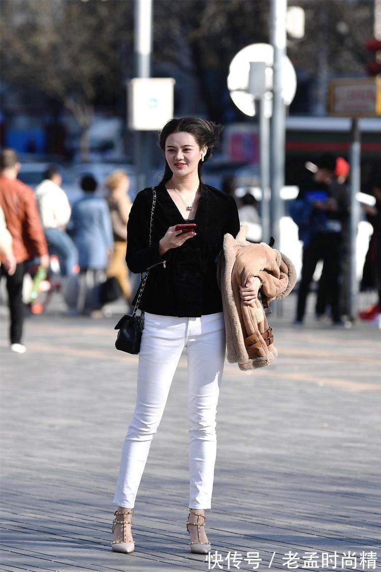 身材 街拍:?小姐姐身材高挑,穿着黑色拼接的丝袜,展示出骨感的长腿