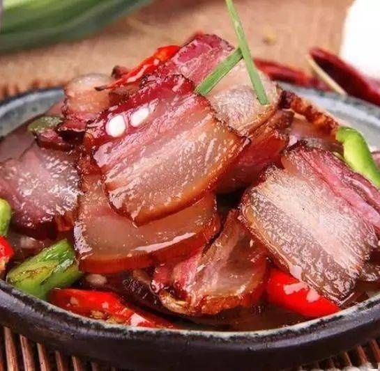  蒸腊肉，直接切片蒸就错了，这2步不能少，腊肉又香又嫩，还不咸