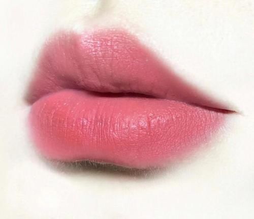 杏仁奶茶色|唇色深的女生,这几只热门色号别涂,色差严重还容易显黑!