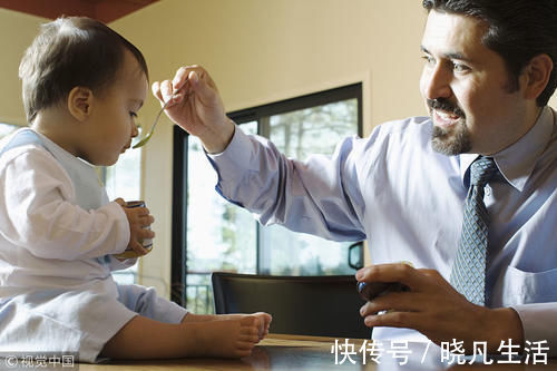 孩子|还在追着喂饭?爸妈不妨做好4件事,让孩子爱上自己吃饭