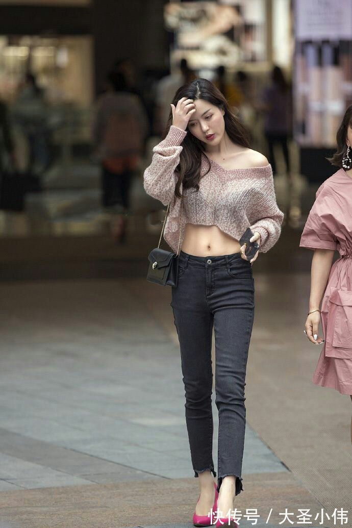 穿法 美女街拍:又火了一种穿法,叫“肩带扯一半”,时髦又撩人
